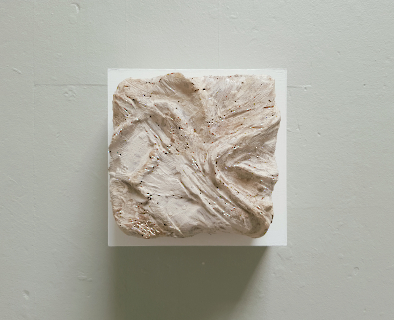 Barro, Pedra e Pó, Feuchte Tonkeramik, 2023